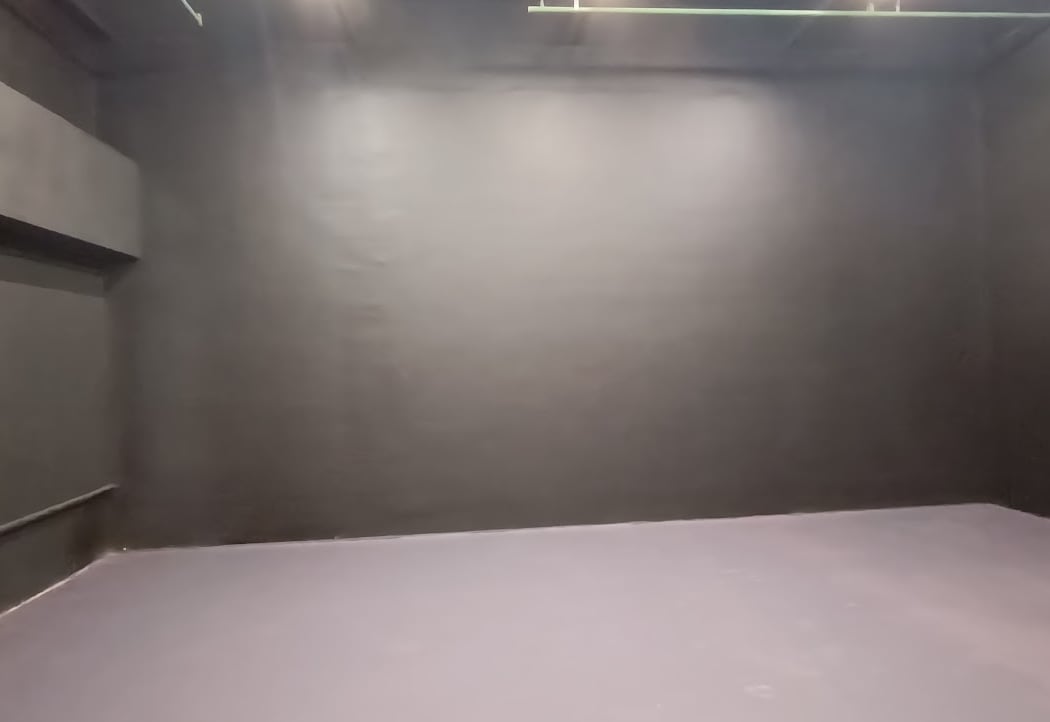 STUDIO PARIS BAGNOLET - LOCATION STUDIO VIDÉO & PHOTO FOND BLANC & NOIR 3